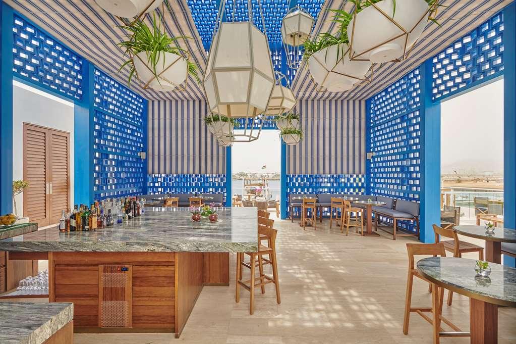Hyatt Regency Aqaba Ayla Resort Restaurante foto The rooftop bar at the hotel