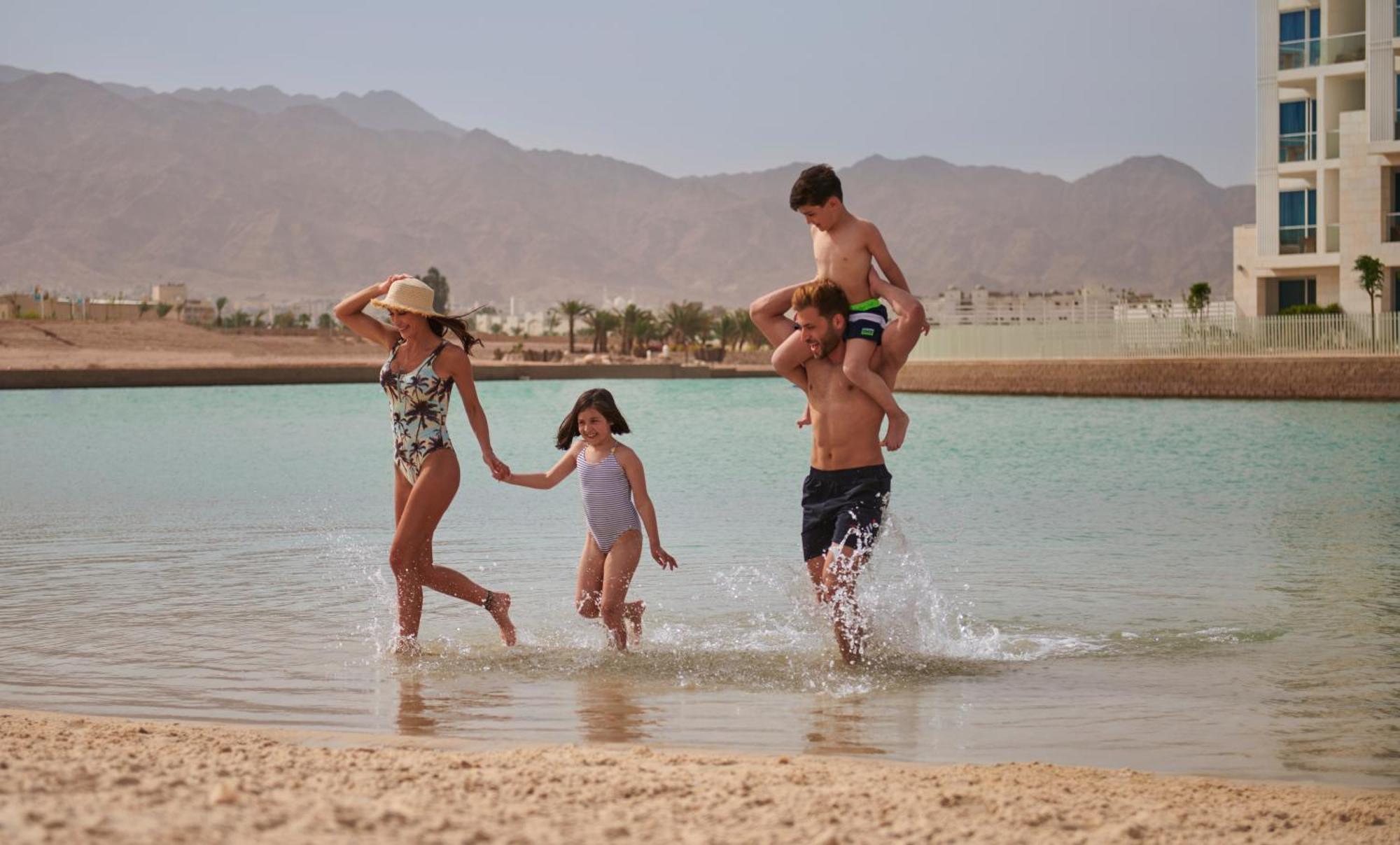 Hyatt Regency Aqaba Ayla Resort Exterior foto Family at the beach