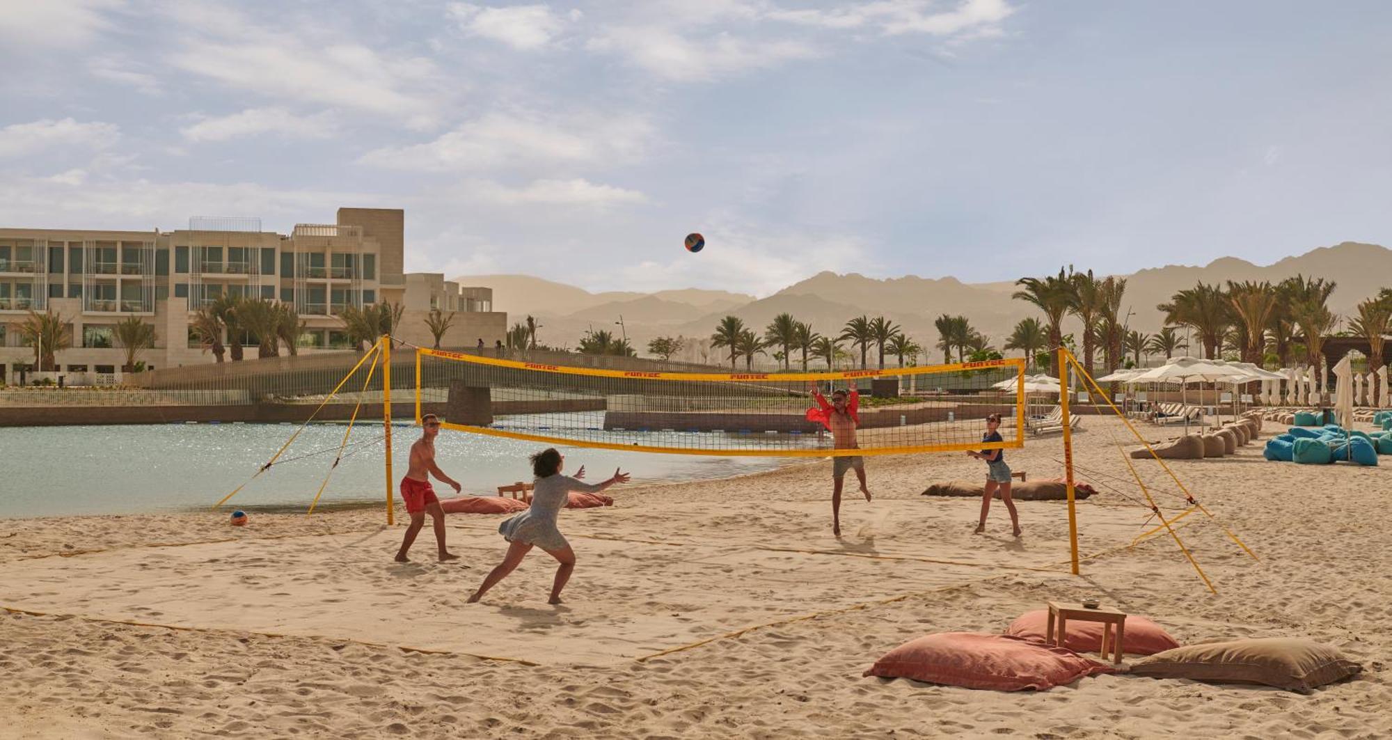 Hyatt Regency Aqaba Ayla Resort Exterior foto Beach volleyball at the Red Sea Resort