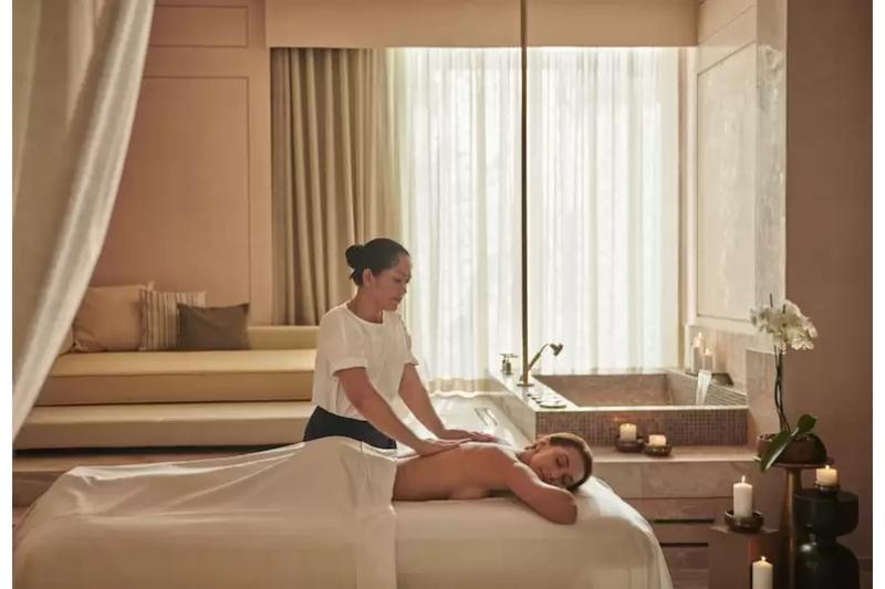 Hyatt Regency Aqaba Ayla Resort Exterior foto A massage therapist treating a client