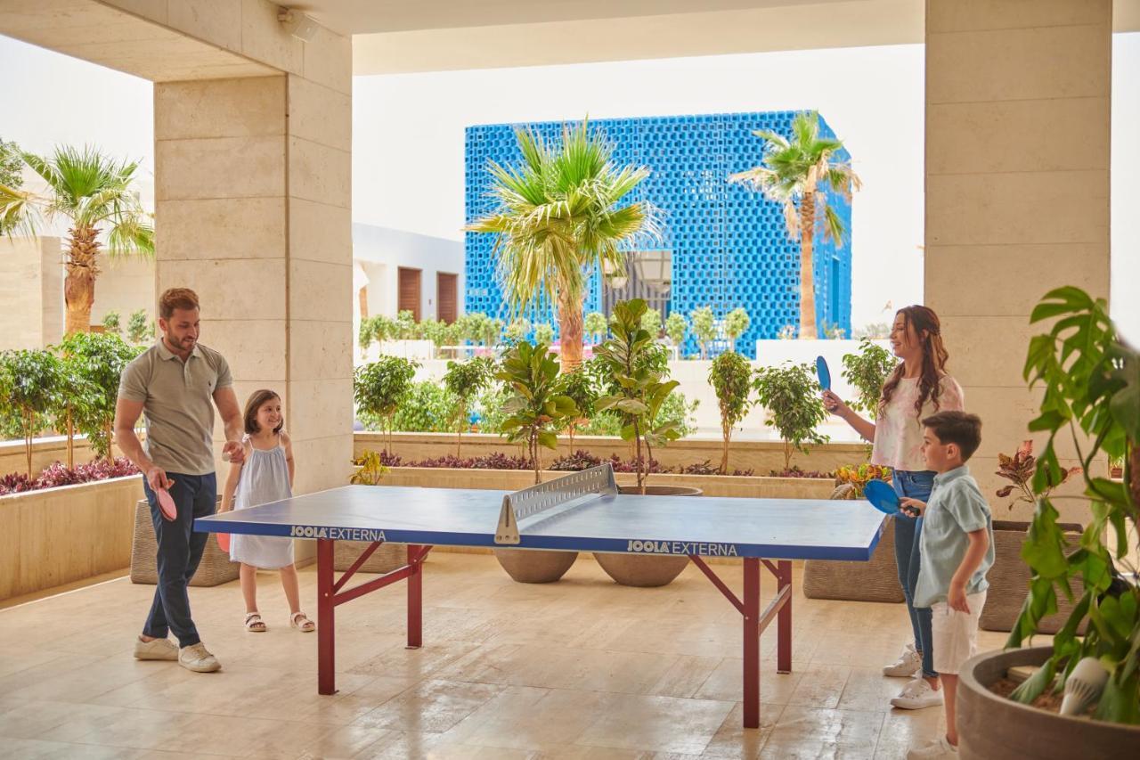 Hyatt Regency Aqaba Ayla Resort Exterior foto Family playing table tennis