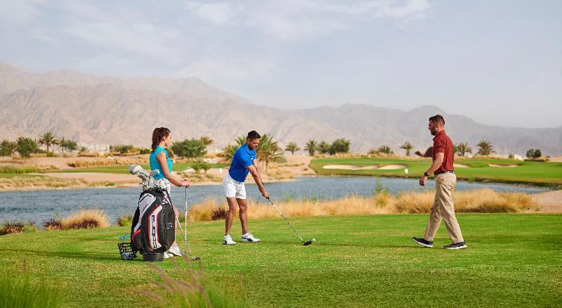 Hyatt Regency Aqaba Ayla Resort Exterior foto Golfers at Al Hamra Golf Club